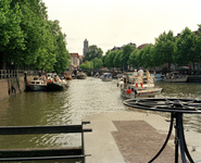 805194 Gezicht op de Stadsbuitengracht te Utrecht met enkele pleziervaartuigen, vanaf de Weerdsluis; op de achtergrond ...